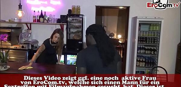  Deutsche amateur teen Schlampe fickt auf Tisch mit Netzstrümpe mit schwarzem schwanz